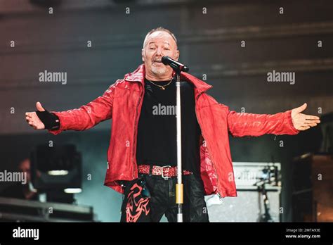 De 'Volare!' Tournee van Vasco Rossi: Een Italiaanse Rock-and-Roll Uitzinnige Vertoont zich in Nederland